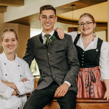Zwei junge Damen und ein junger Mann lächelnd bei Antritt ihres Jobs in Schmallenberg im Sauerland.