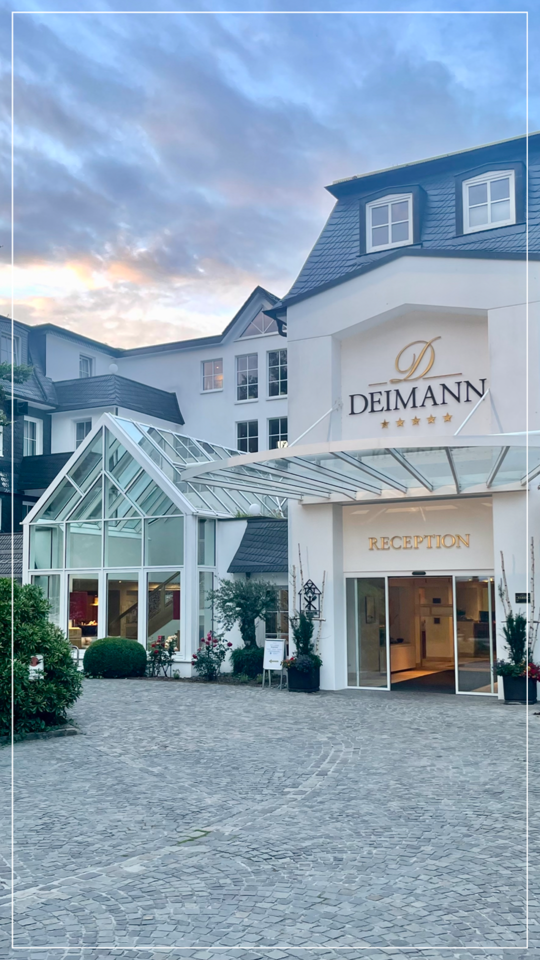 Blick auf den Eingang des Hotel Deimanns - dein top Arbeitgeber.