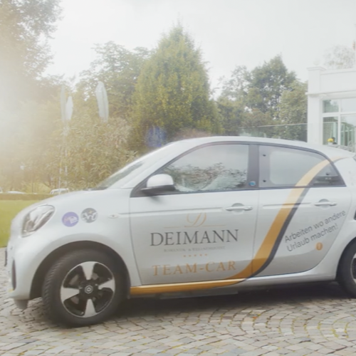 Ein kleines Auto beklebt mit dem Slogan Deimann Team Car als Job Benefit im Hotel Deimann.